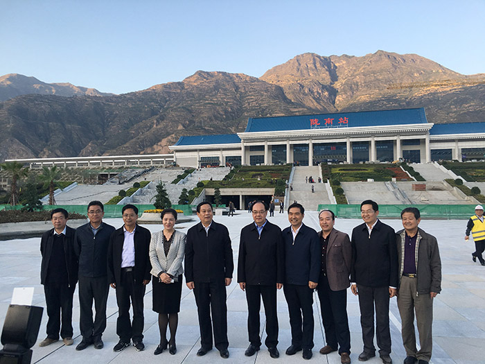 全國(guó)、省市政協(xié)委員體驗(yàn)蘭渝鐵路、視察階州廣場(chǎng)