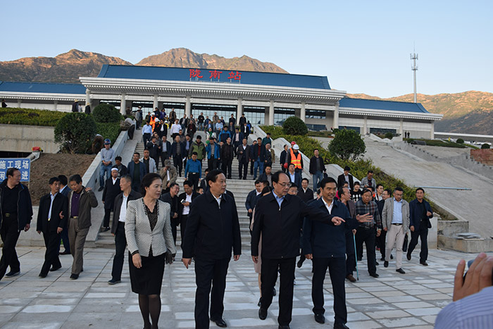 全國(guó)、省市政協(xié)委員體驗(yàn)蘭渝鐵路、視察階州廣場(chǎng)