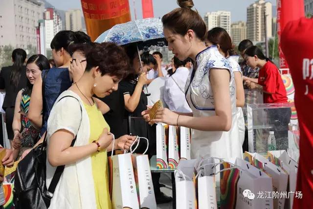 財富盛宴 眾商云集 / 階州廣場招商營銷中心開放暨品牌主力店商家進(jìn)駐簽約儀式