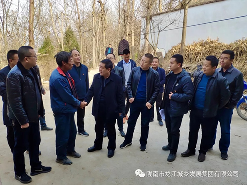 市龍江集團(tuán)在文縣橋頭鎮(zhèn)安子坡村開(kāi)展“解難題、辦實(shí)事、送溫暖”活動(dòng)