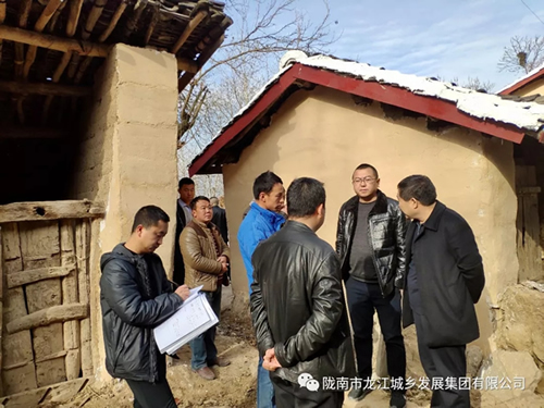 市龍江集團(tuán)在文縣橋頭鎮(zhèn)安子坡村開(kāi)展“解難題、辦實(shí)事、送溫暖”活動(dòng)